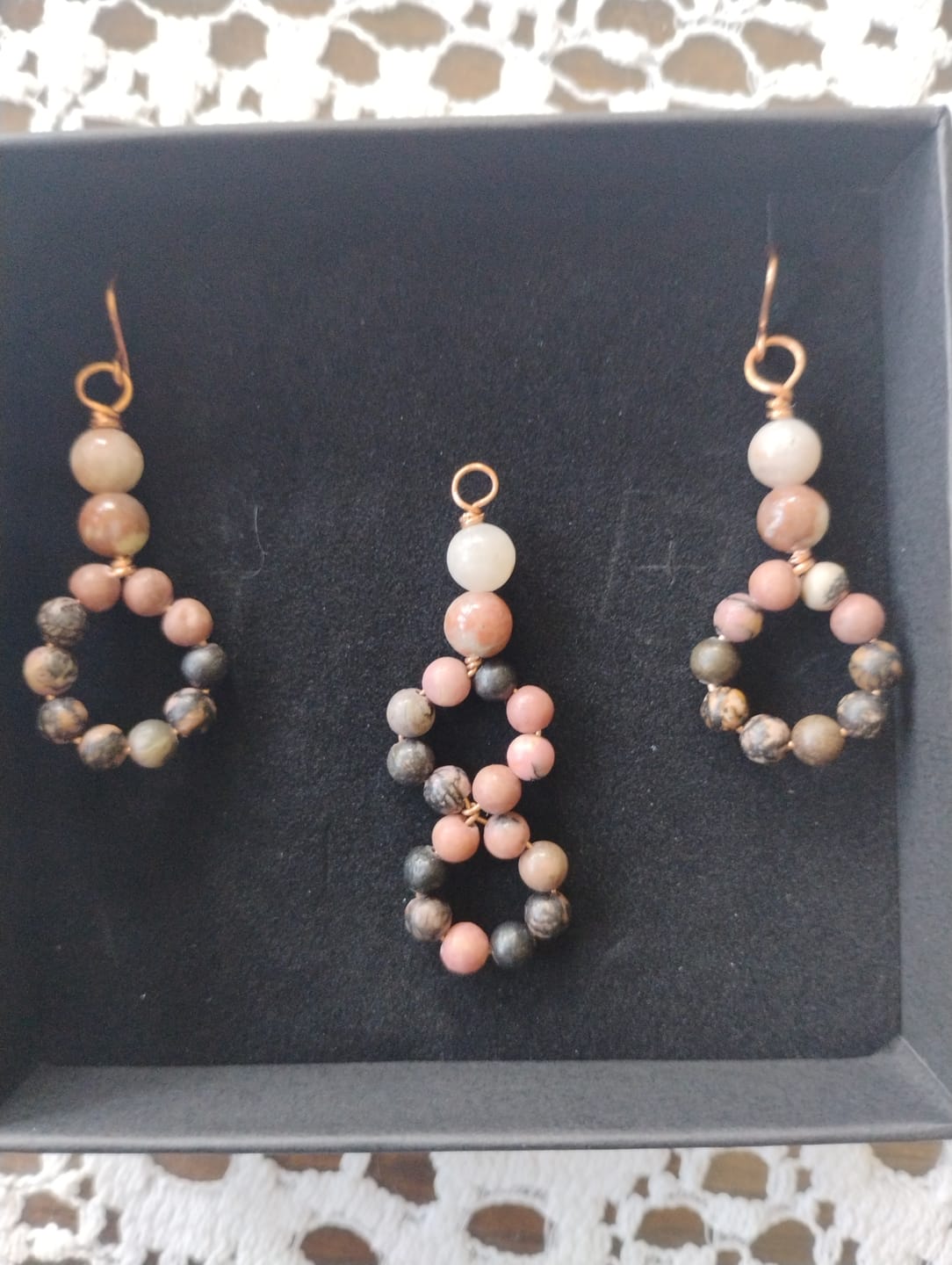 Customer photo review of Rhodonite Foncée Fil de Perles Naturelle 4-6-8-10mm, env 39cm