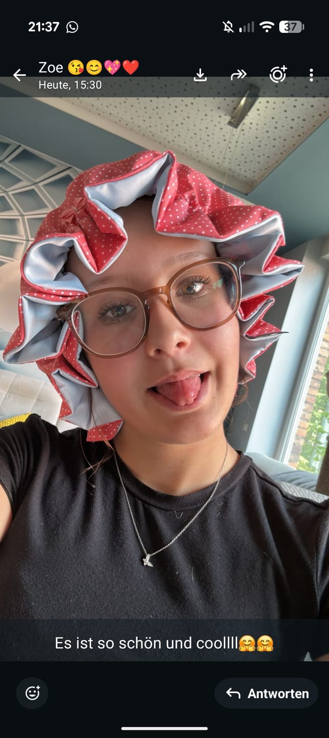 Customer photo review of Bonnet Satin aprico hellblau