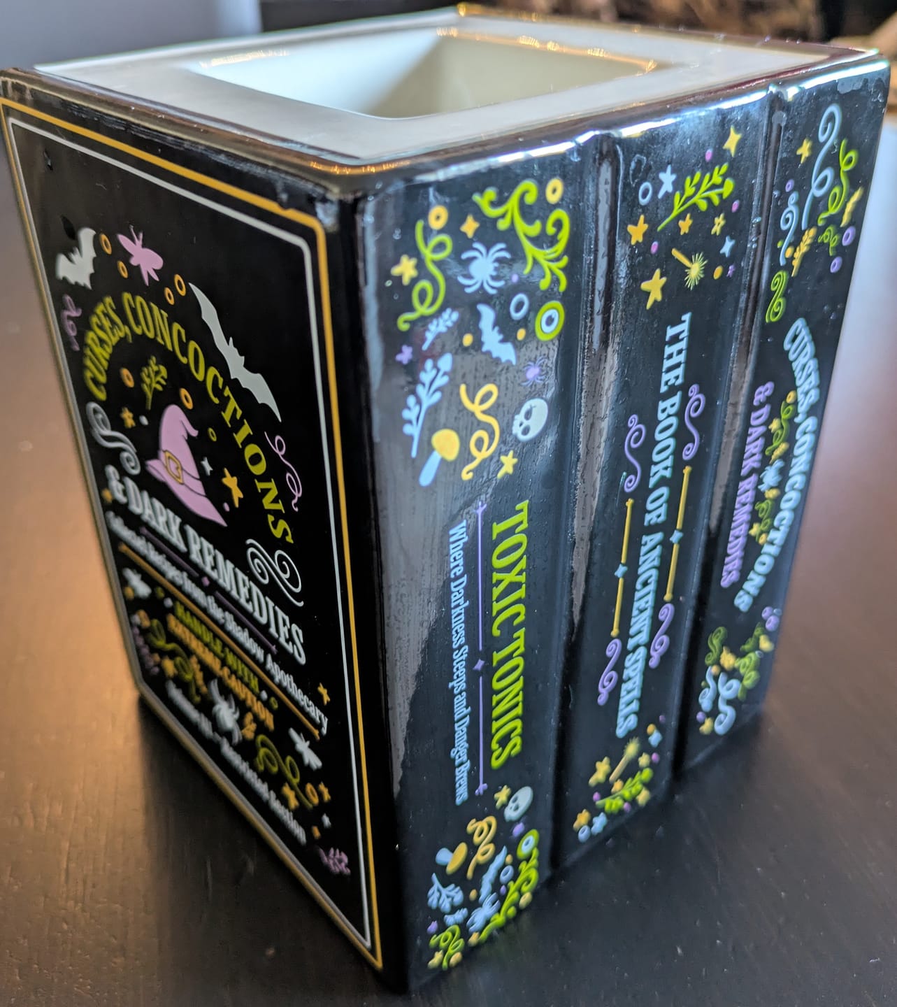 Customer photo review of Duftlampe in Bücher Optik – Hexen Apotheken Zauberbuch-Look