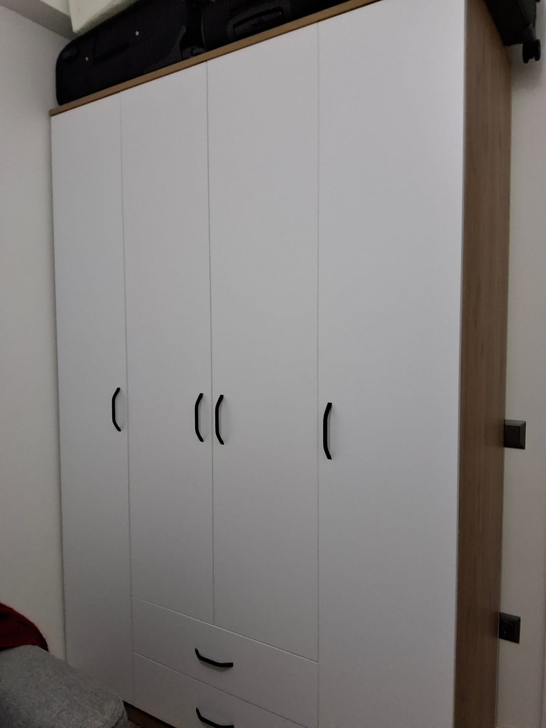 Customer photo review of Rani BA112 Geniş Gardırop Elbise Dolabı 4 Kapaklı 2 Çekmeceli 13 Raflı 1 Askılı Sepet Ceviz - Beyaz