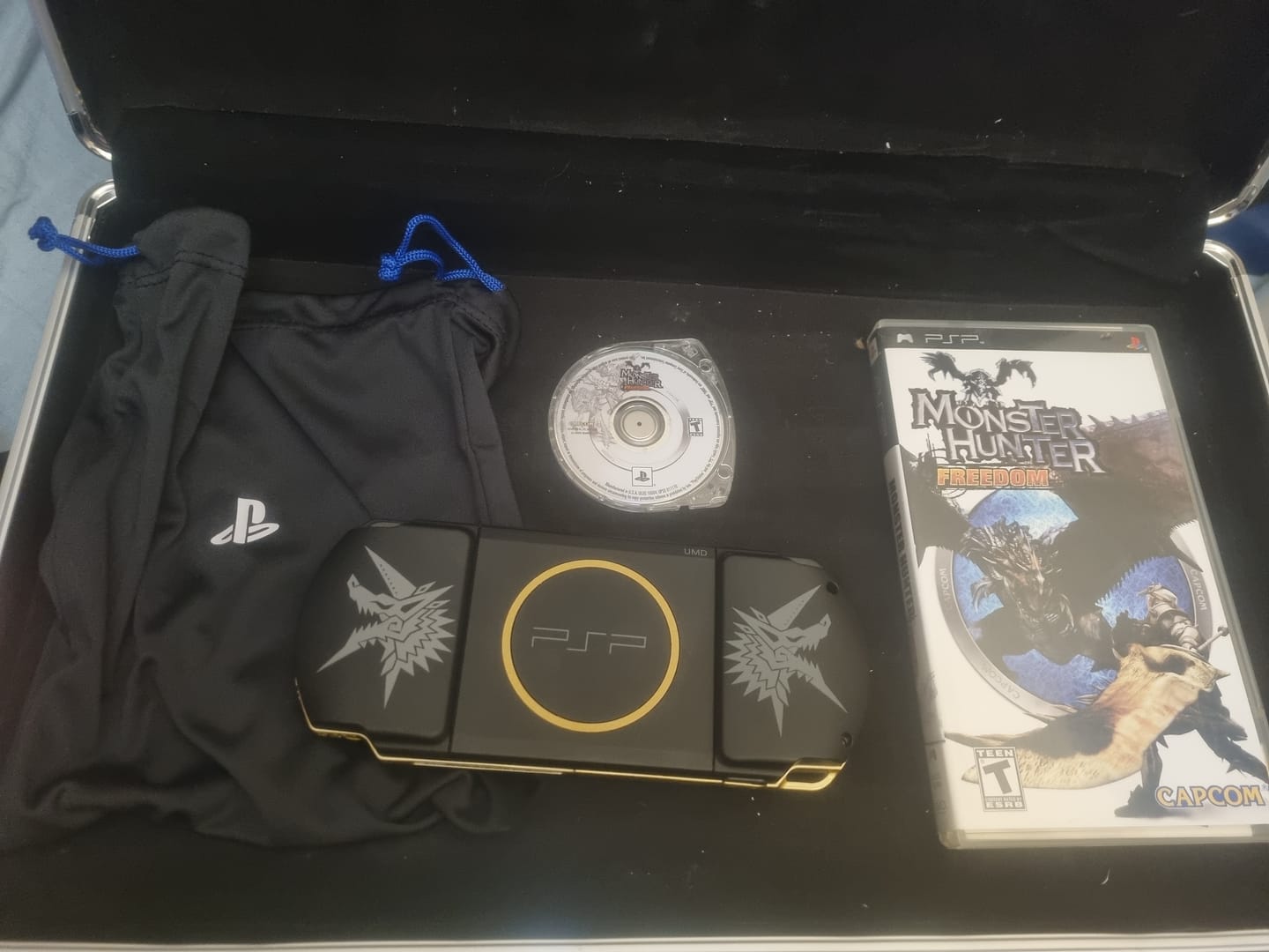 Customer photo review of PSP 3000 - Monster Hunter 3rd Limited Edition - IPS