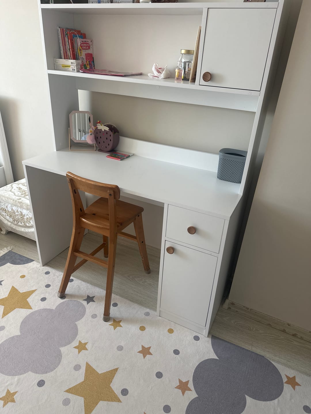 Customer photo review of Rani HA147 Kitaplıklı Raflı 2 Kapaklı 1 Çekmeceli Çalışma Ofis Bilgisayar Masası Beyaz