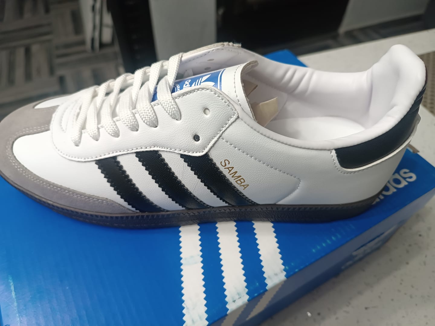 Customer photo review of Tenis Smb Blanco Negro Gris