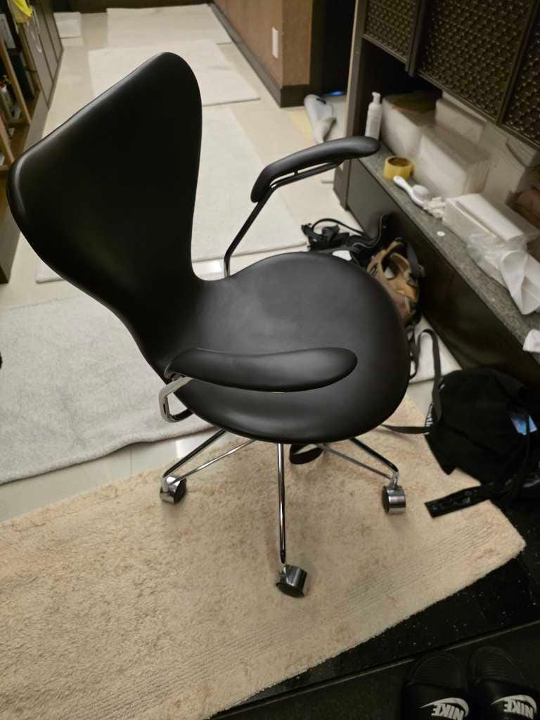 Customer photo review of Series 7™ - 3217, Fully Upholstered height-adjustable swivel armchair - Leather