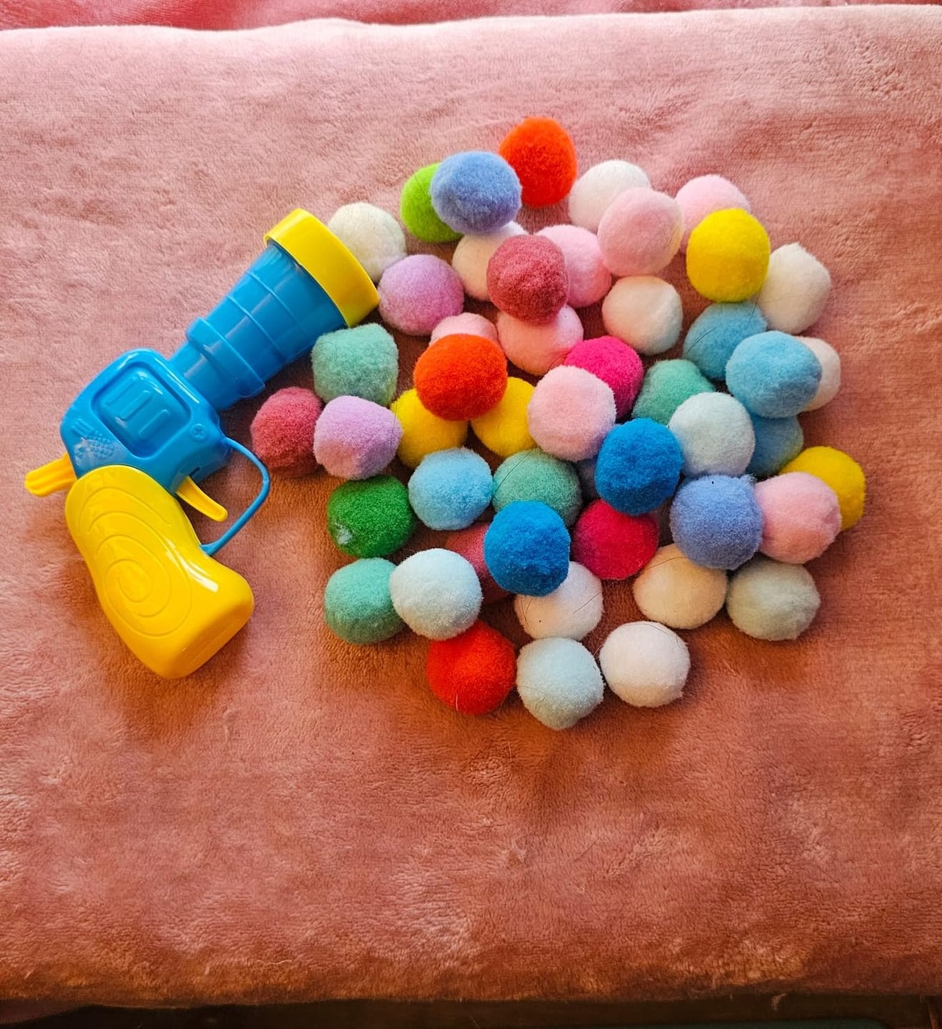 Customer photo review of Calming Puff Launcher (100 x soft fuzzy puff balls)