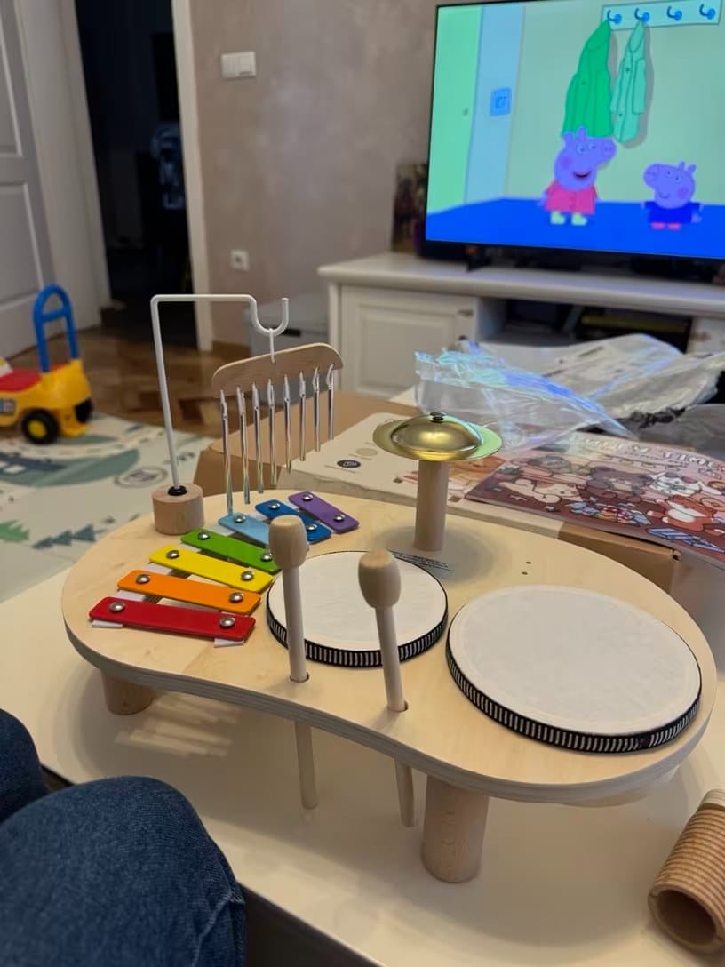 Customer photo review of Playbino Holz Musiktisch Kinder | Xylophon Trommel Becken 5 Instrumente ab 1 Jahr