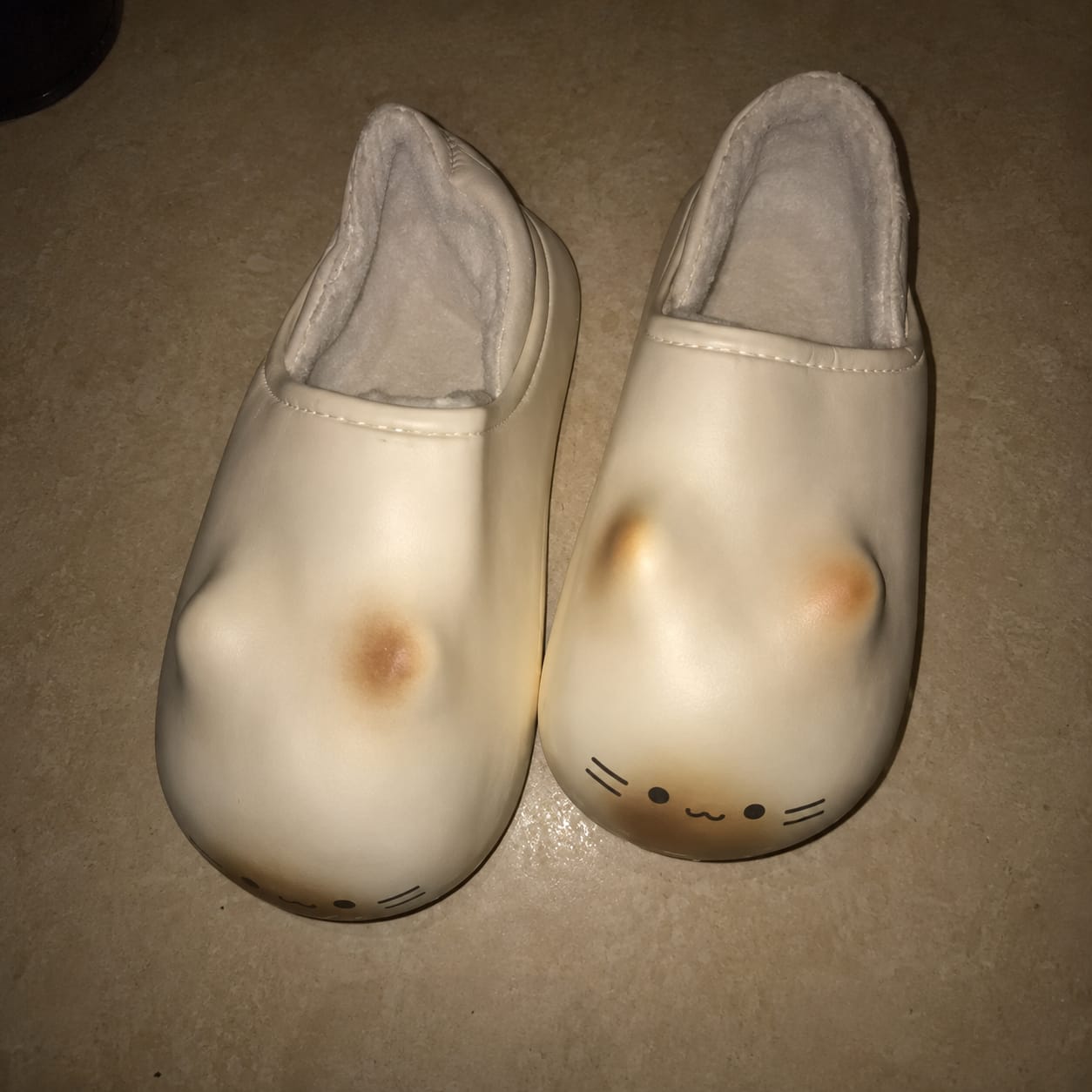 Customer photo review of Pantuflas con Huellita de Gatito