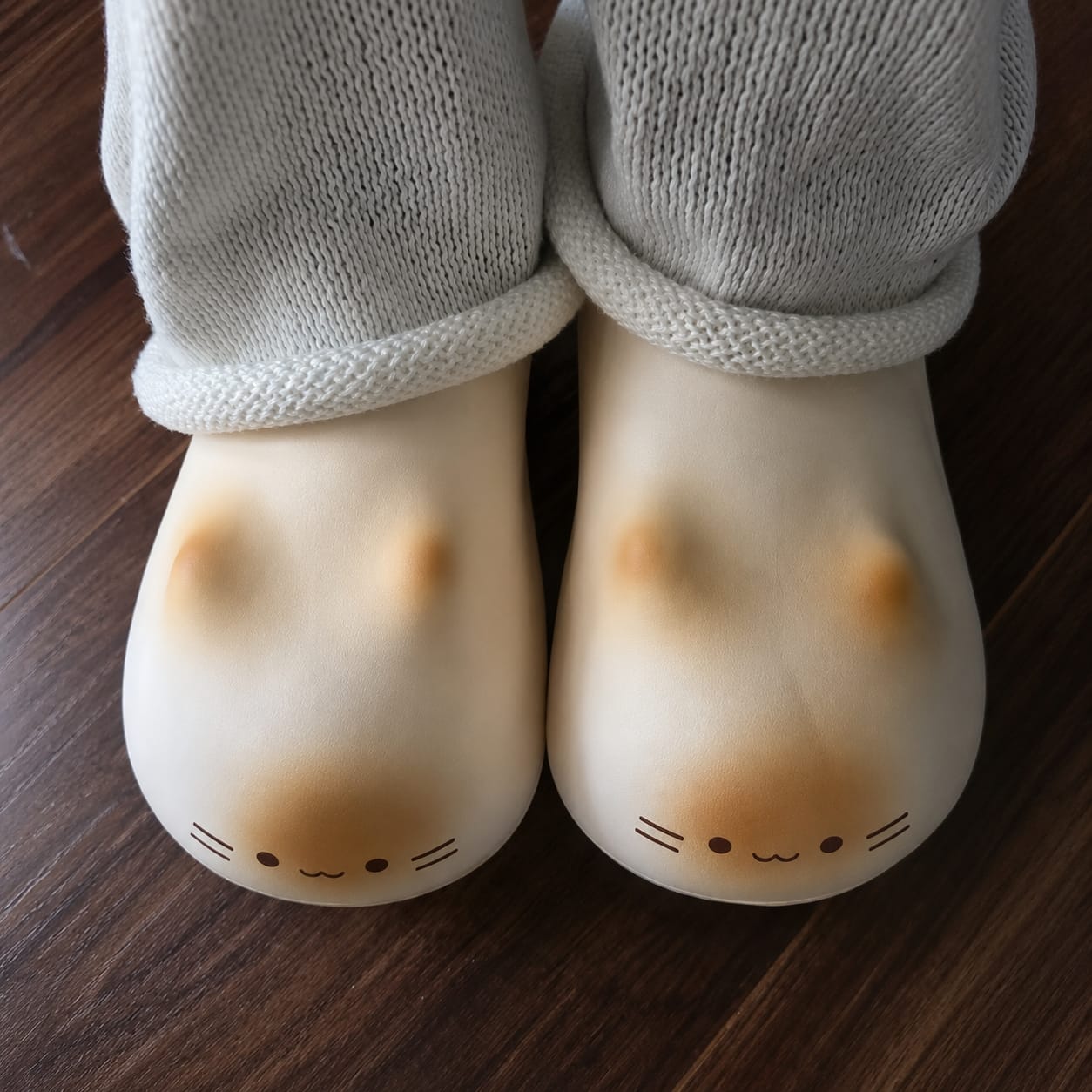 Customer photo review of Pantuflas con Huellita de Gatito