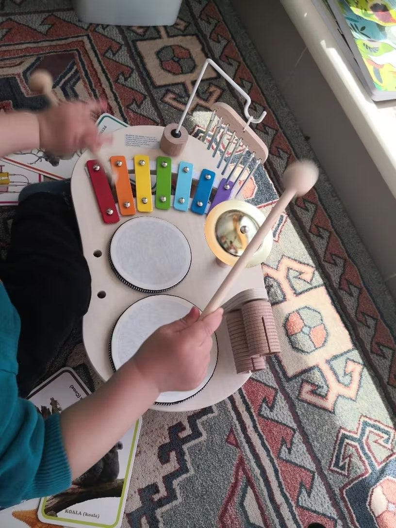 Customer photo review of Playbino Holz Musiktisch Kinder | Xylophon Trommel Becken 5 Instrumente ab 1 Jahr