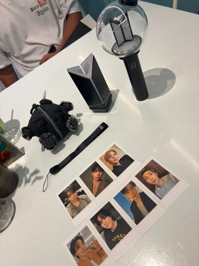Customer photo review of BTS - OFFICIAL LIGHT STICK VER.4 + ARMY BOMB PLUSH KEYRING BUNDLE