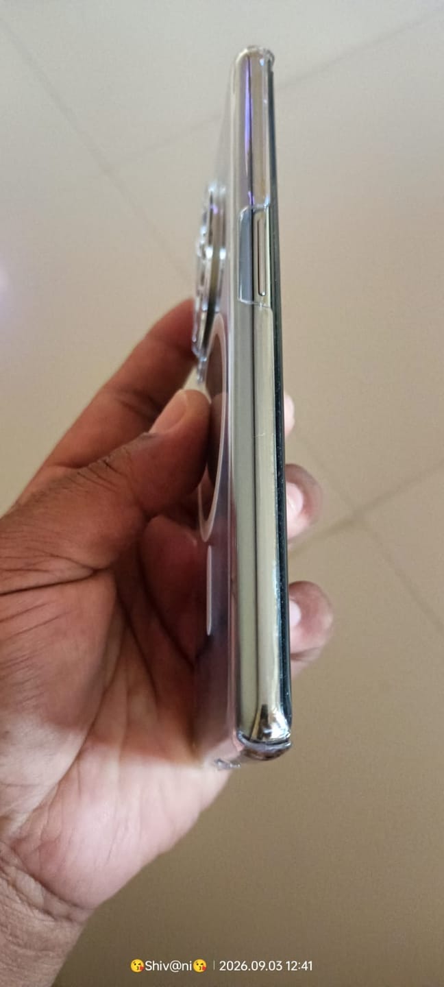 Customer photo review of Anti Yellow Magsafe Clear Case - One Plus 13