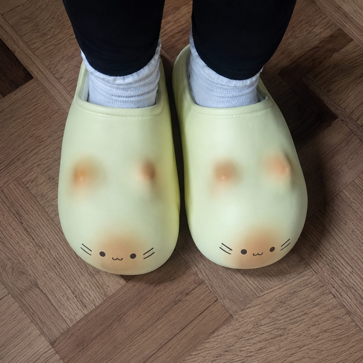 Customer photo review of Pantuflas con Huellita de Gatito
