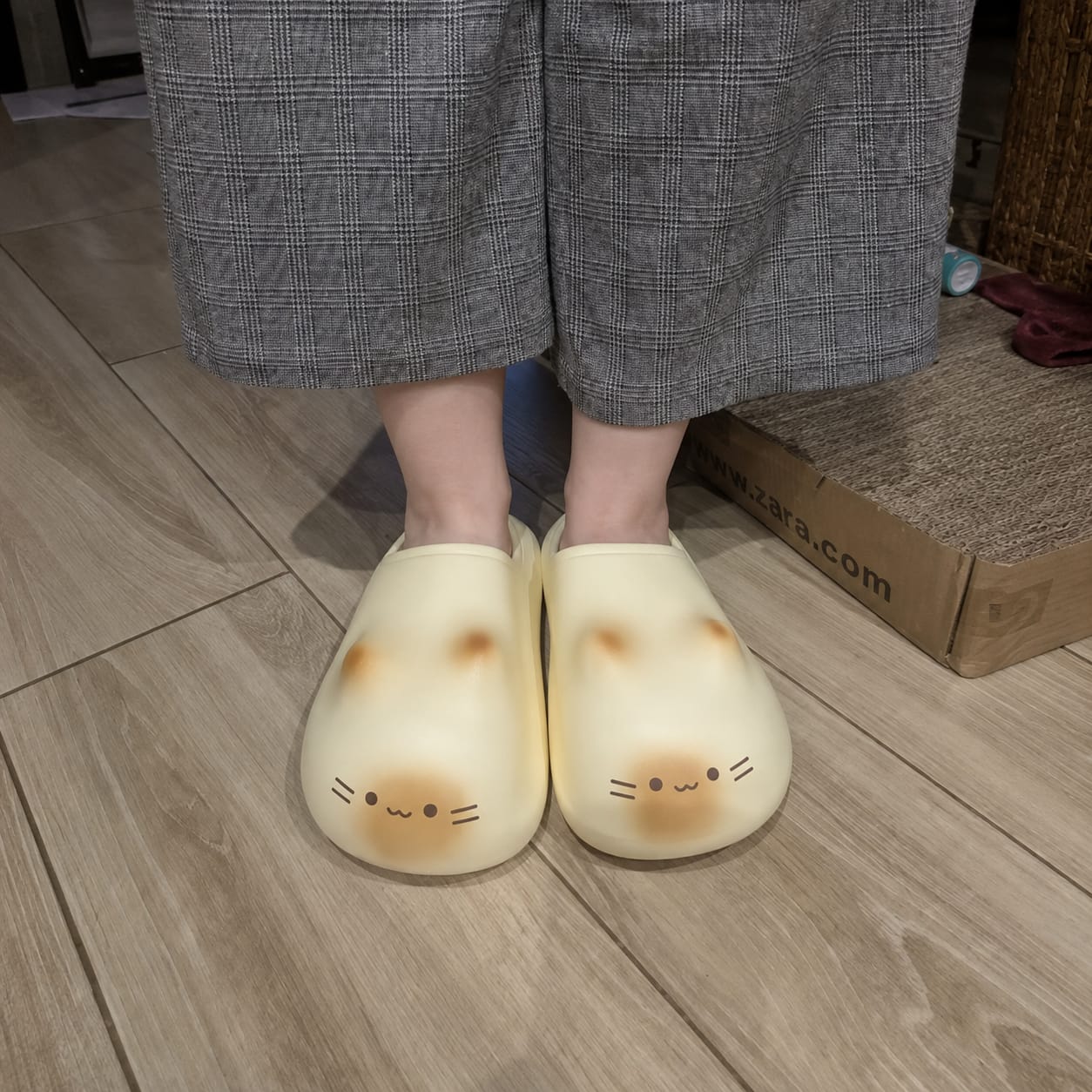 Customer photo review of Pantuflas con Huellita de Gatito