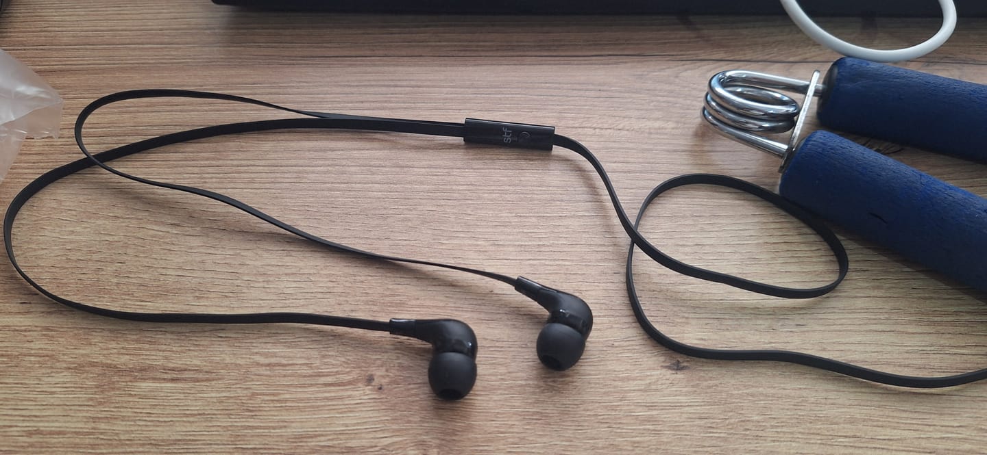 Customer photo review of Audífonos alámbricos In Ear Resonanz STF Manos libres con micrófono, Negro
