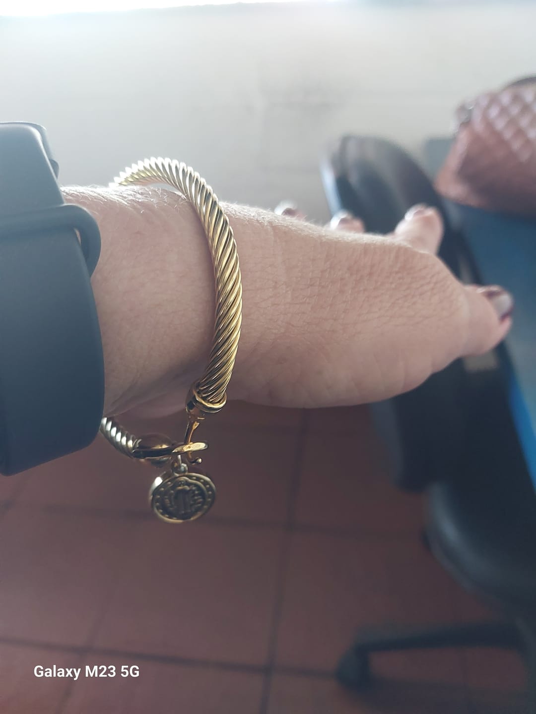 Customer photo review of Bracelete Pingente São Bento Banhado em Ouro 18K