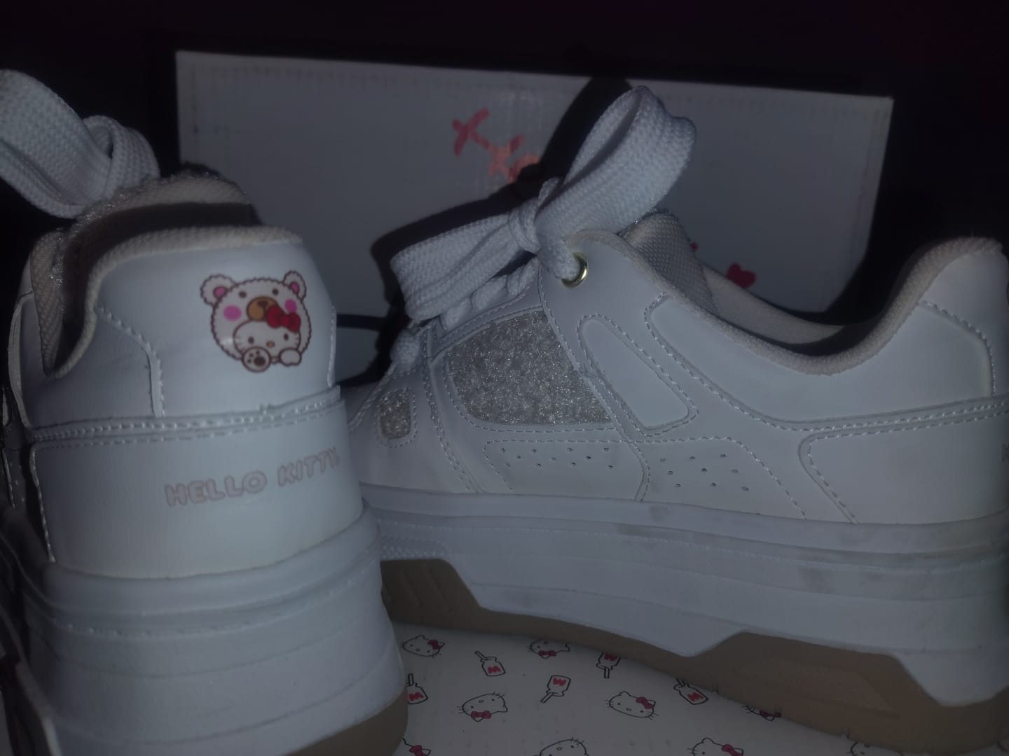 Customer photo review of Tenis Casual Hello Kitty Bear para Mujer Blanco