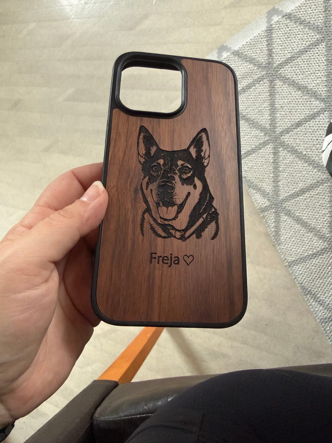 Customer photo review of Mobilskal din Hund | Valnöt