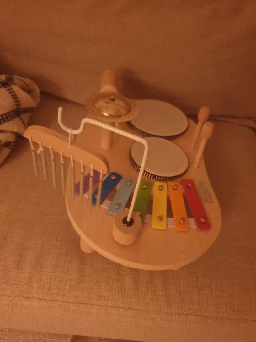 Customer photo review of Playbino Holz Musiktisch Kinder | Xylophon Trommel Becken 5 Instrumente ab 1 Jahr