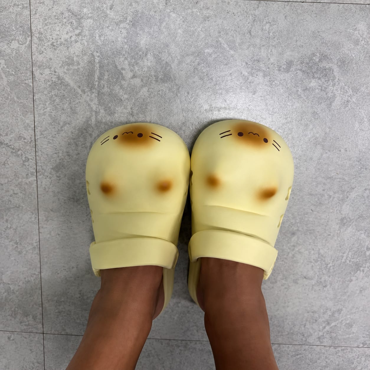 Customer photo review of Pantuflas con Huellita de Gatito