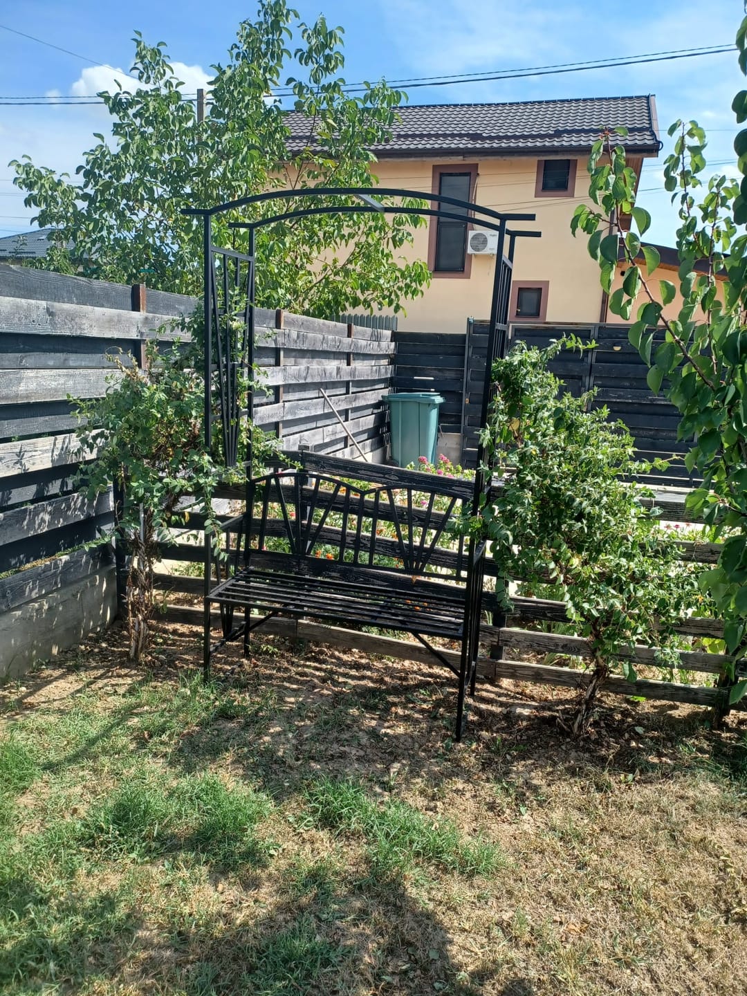Customer photo review of Banca cu pergola HAIFA, negru, metal, 114x42x210 cm