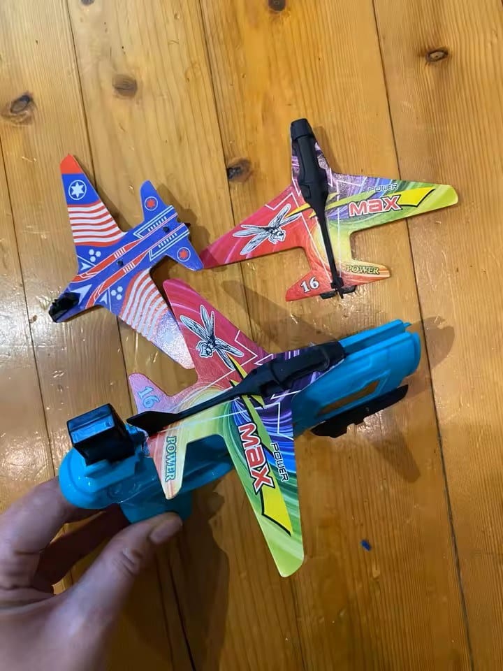 Customer photo review of AeroBlaster Schaumstoff Flugzeugwerfer | Segelgleiter Pistole 4er Set