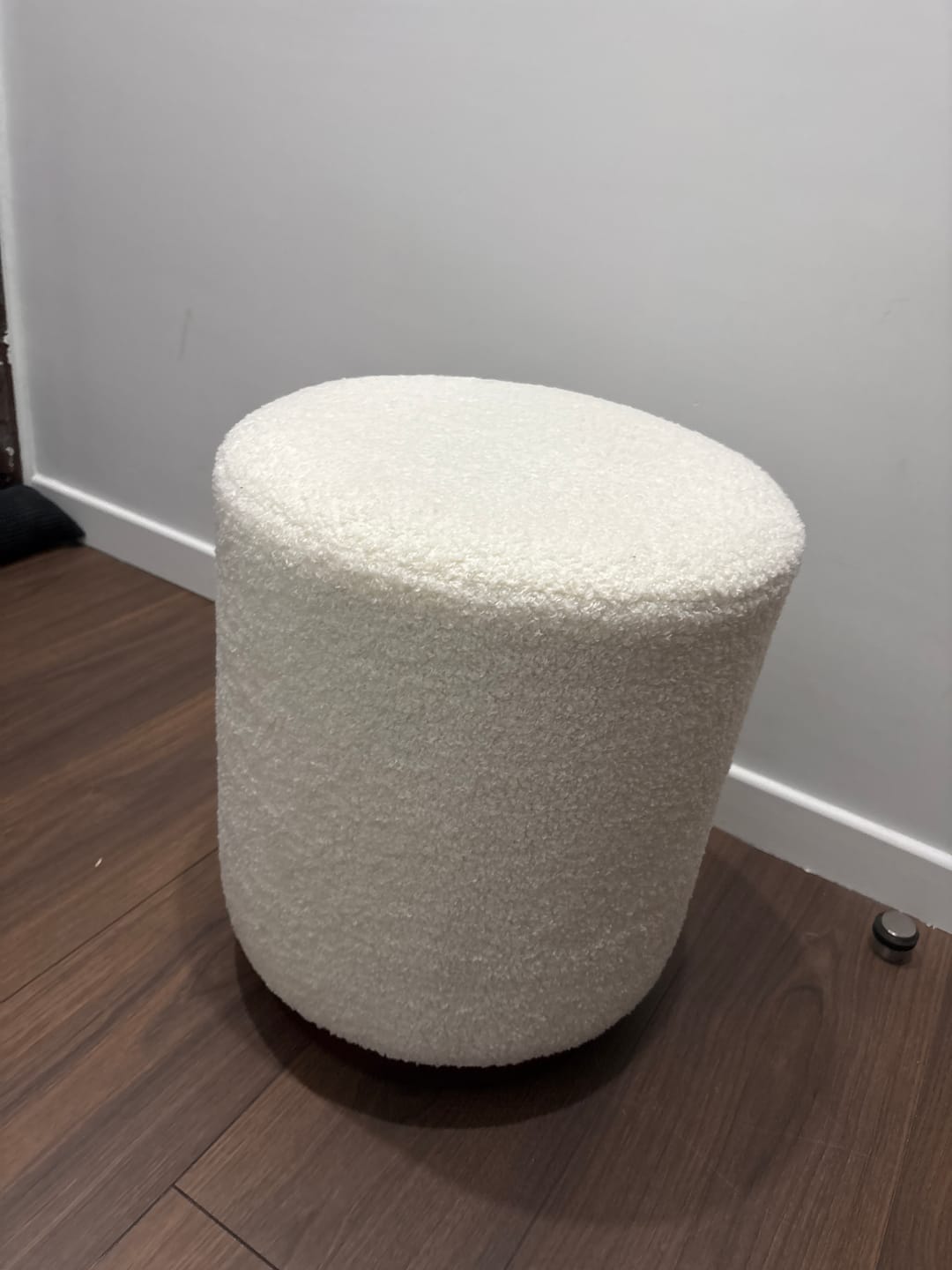 Customer photo review of SOKA - Pouf en bouclettes blanches et base en bois