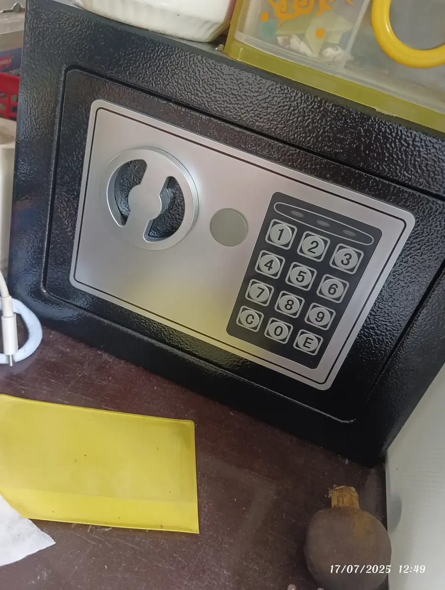 Customer photo review of Caja Fuerte Digital con Clave 🔐 Guarda tus Objetos de Valor con Llave de Respaldo