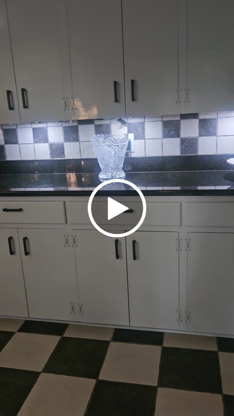Customer video review of Farmhouse Linear Glass Wooden Kitchen Island Ceiling Light