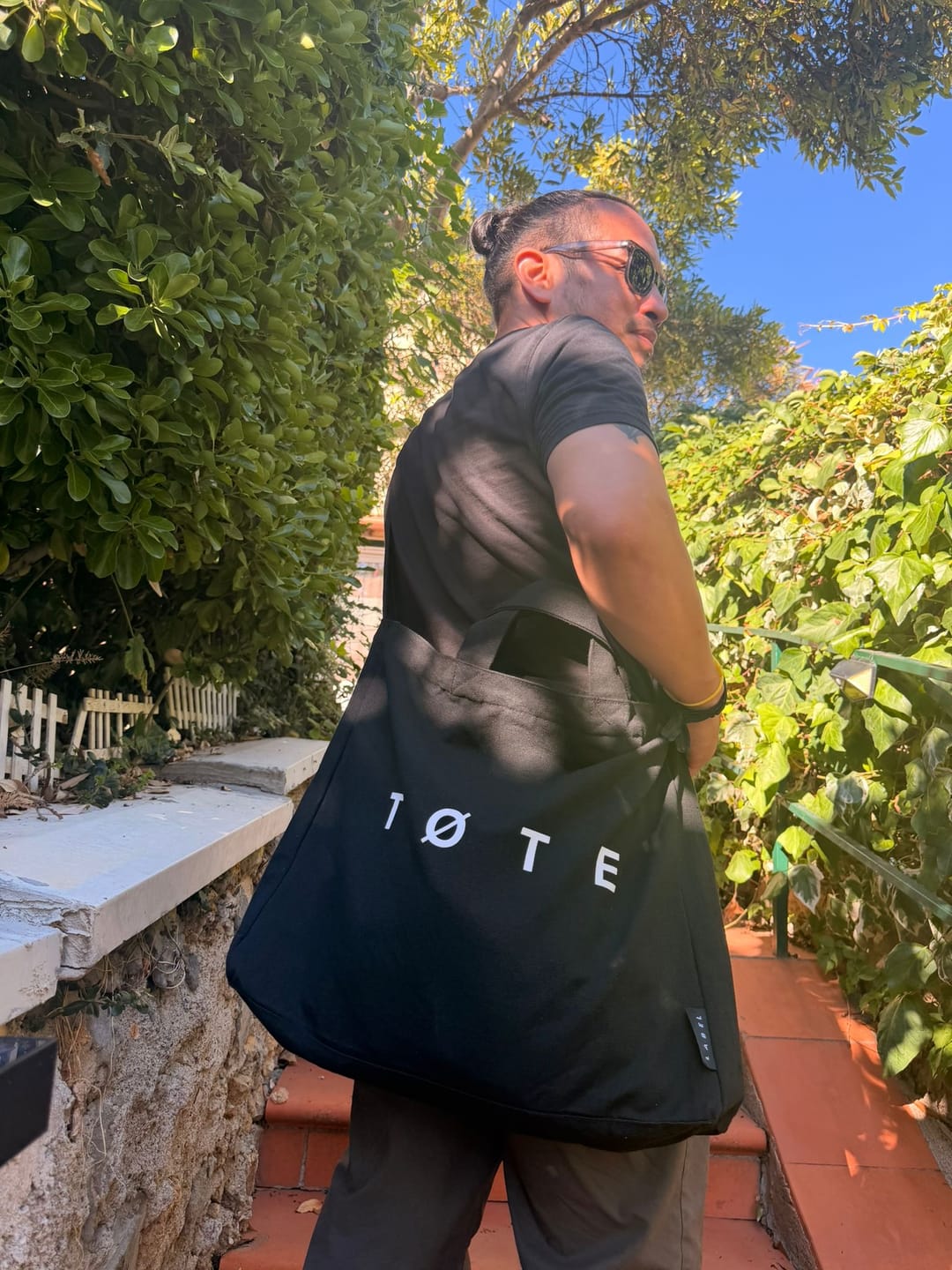Customer photo review of Black TØTE Bag