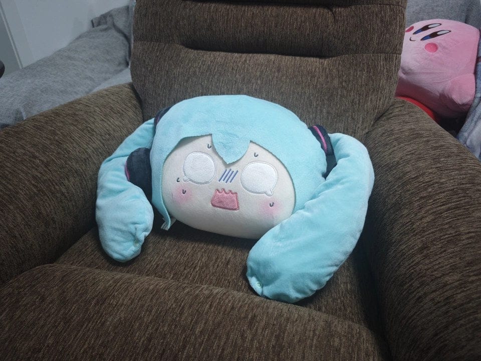Customer photo review of Officially Licensed Hatsune Miku Everyday Daydream Plush Pillow – Soft Cushion Doll (35 cm / 13.8 in)