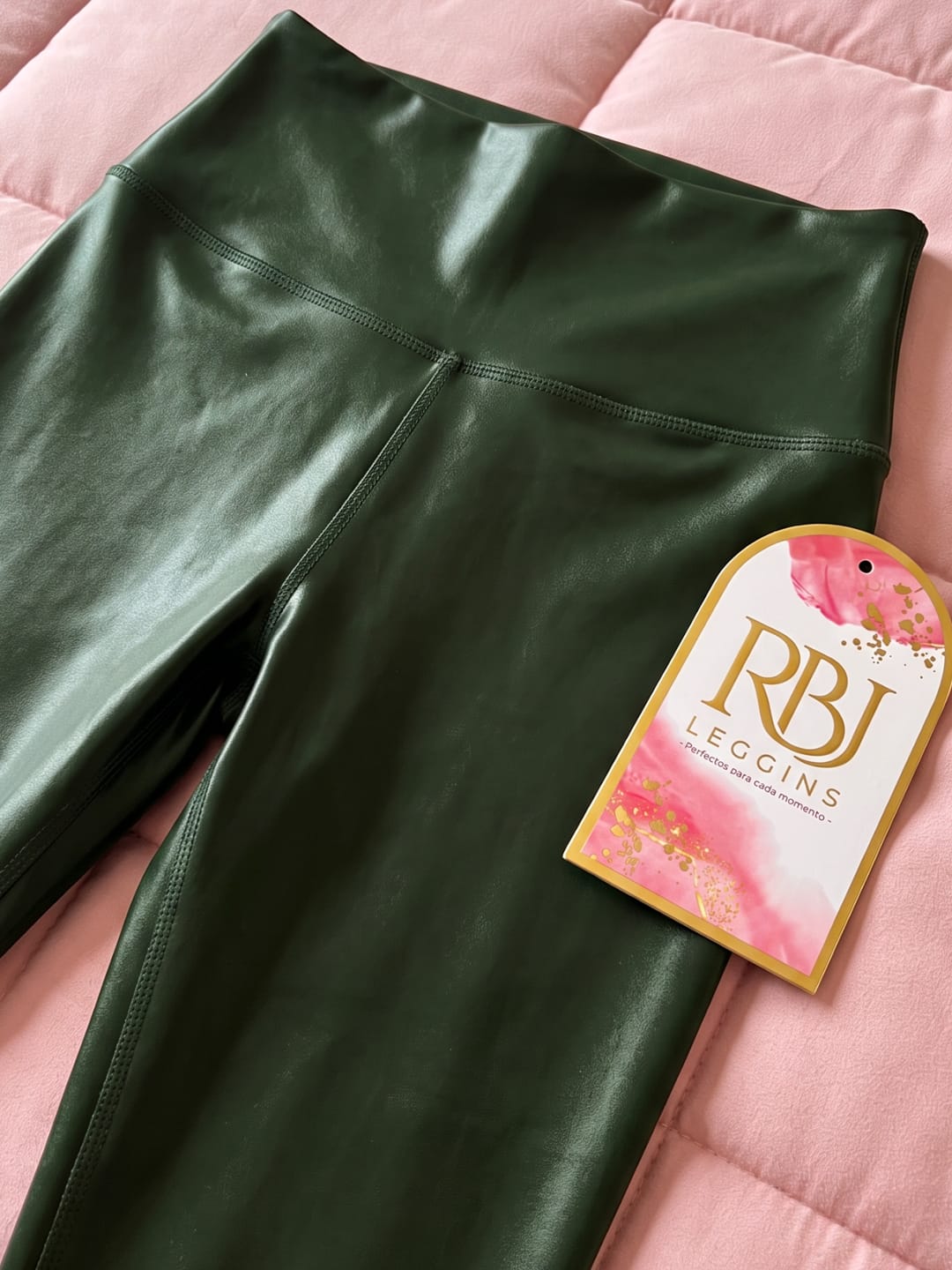 Customer photo review of Verde Militar | Leggin Efecto Cuero, Anti-Celulitis, Anti-Fluidos Con Cintura Alta & Horma Ideal