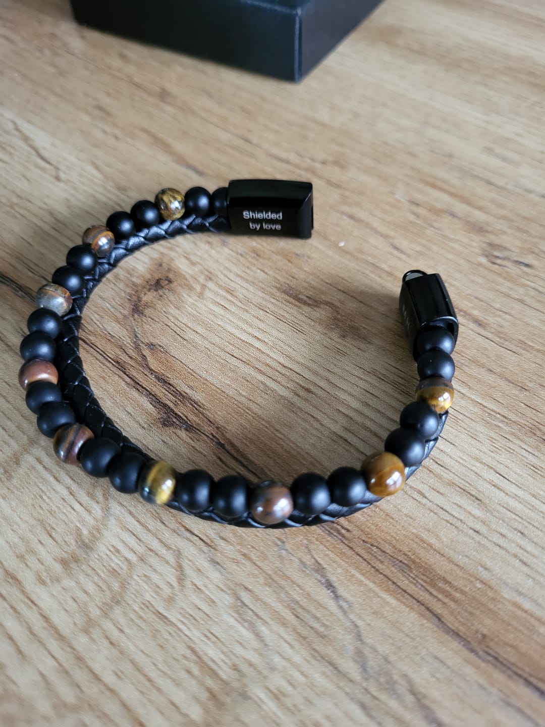 Customer photo review of Schild des Sohnes – Tigeraugen-Armband