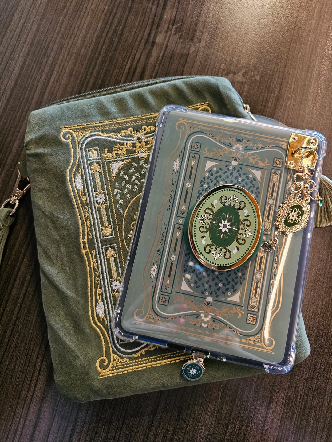 Customer photo review of Literati Sage eReader Bundle