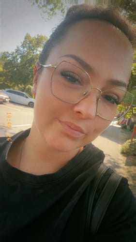 Reviewer's Selfie mit THE BADDIE Wimpern, die einen vollen und definierten Look an ihren Augen erzeugen.