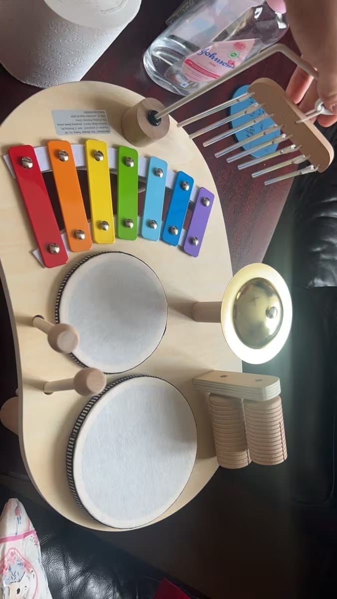 Customer photo review of Playbino Holz Musiktisch Kinder | Xylophon Trommel Becken 5 Instrumente ab 1 Jahr