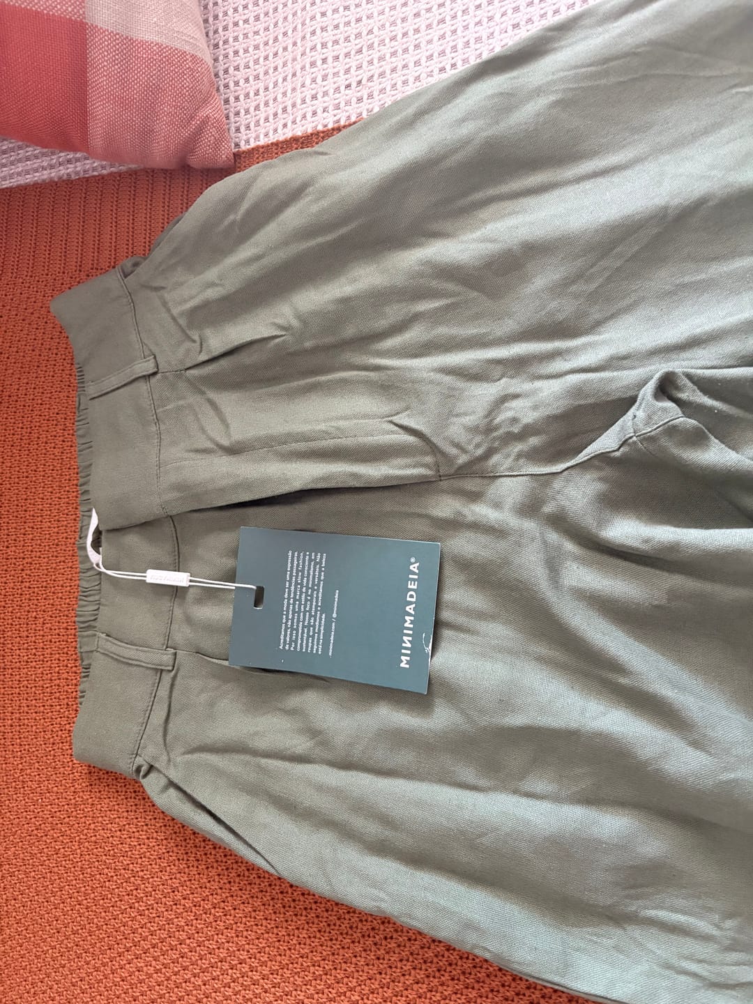 Customer photo review of Calça Slouchy Íris Verde Escuro