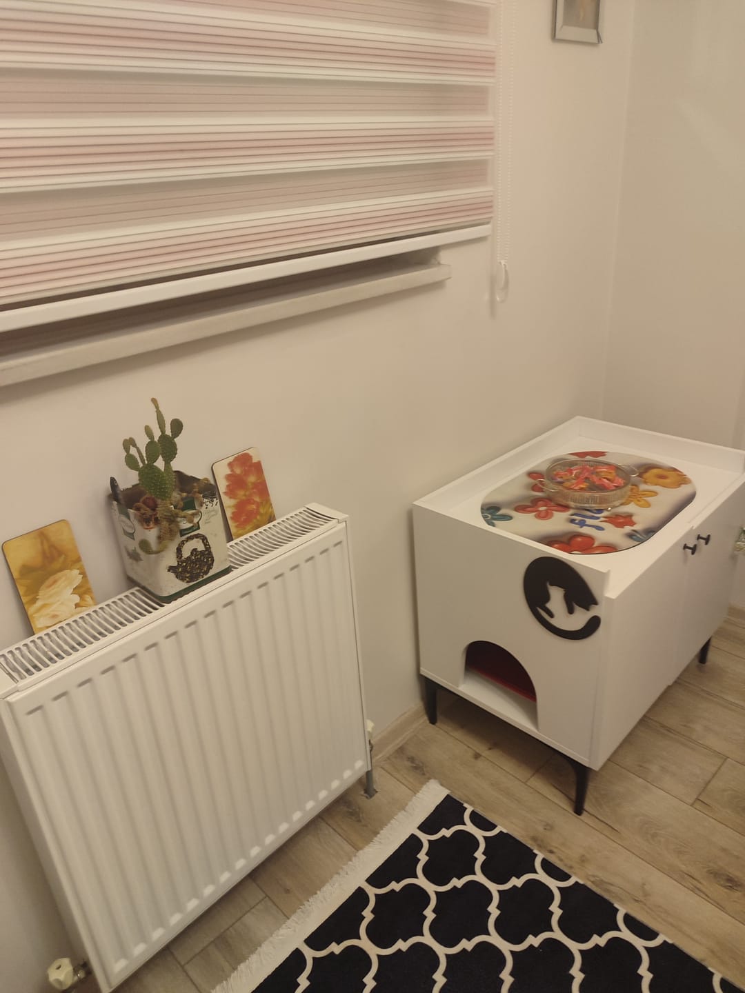 Customer photo review of Rani PA101 Kedi Mobilyası Çok Amaçlı Dolap Gizli Kedi Tuvalet Dolabı Kedi Evi Beyaz