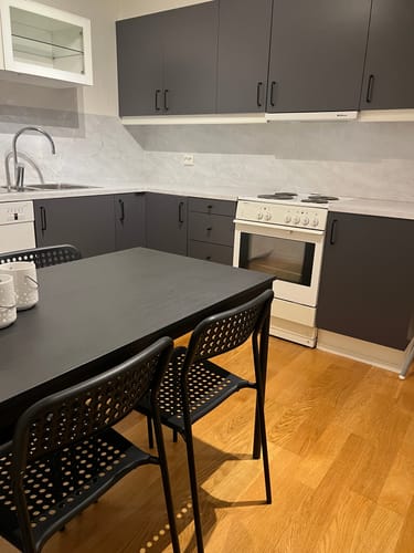 Customer's kitchen with Uni matt antrasitt varm grå kontaktplast on cabinets and a dark table