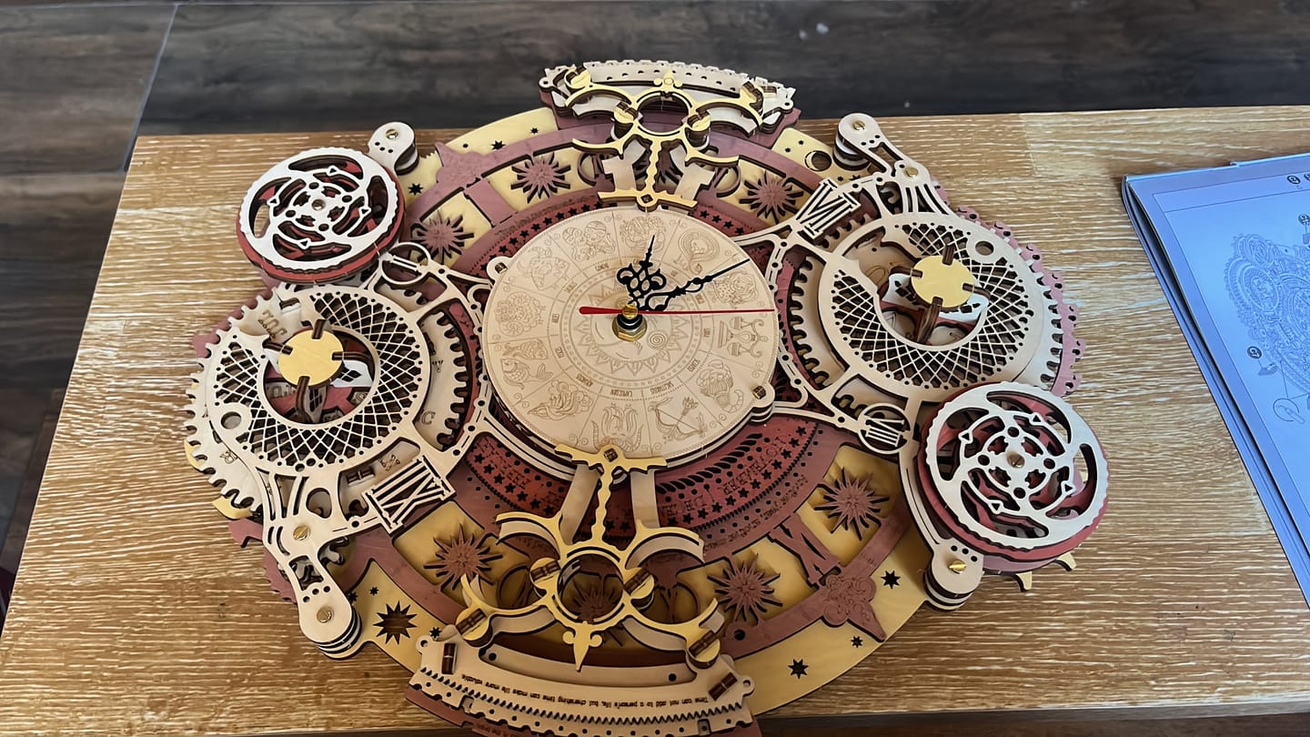 Customer photo review of Reloj Mural Zodiaco - Rompecabezas 3D - Maqueta de Madera ROKR