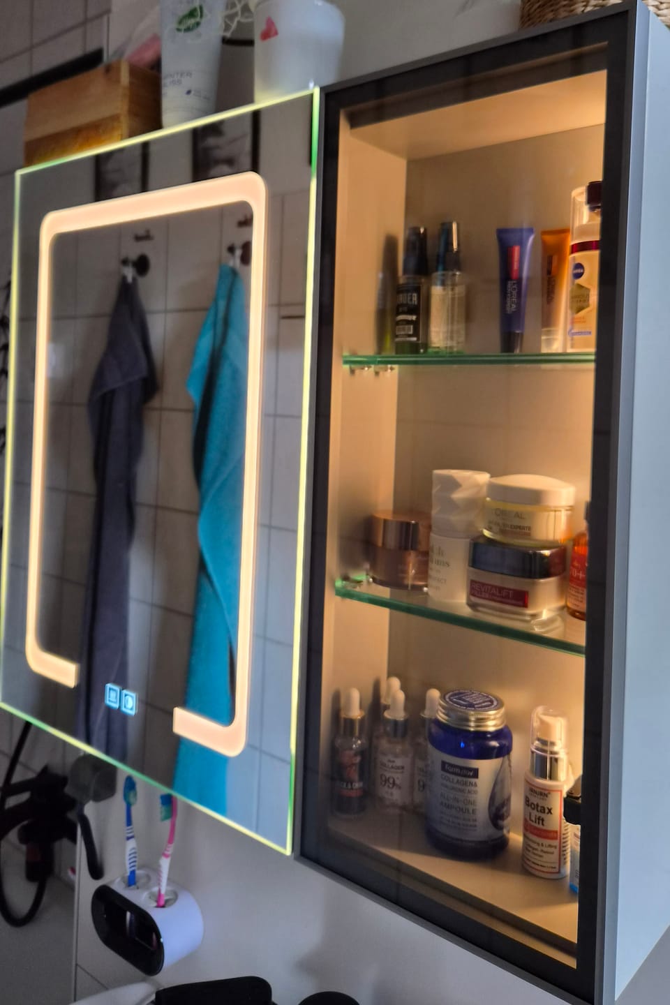 Customer photo review of SONNI Spiegelschrank Bad mit Beleuchtung LED Spiegelschrank mit Glasvitrine und Ambientebeleuchtung, Glasboden, Anti-Beschlag, Steckdose, 3 Lichtfarben, Dimmbar, Vollständig Montiert