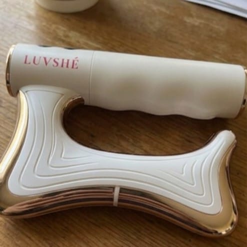 Customer photo review of LUVSHÉ - Masajeador anticelulítico con calor, microvibración y Gua Sha