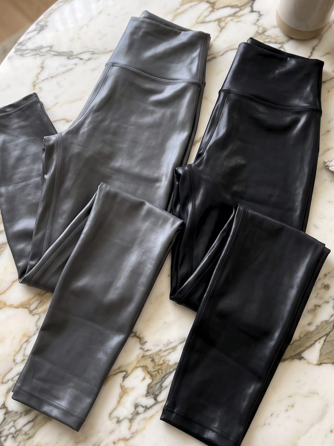 Customer photo review of Gris Legacy | Leggin Gris Oscuro Efecto Cuero, Anti-Celulitis, Anti-Fluidos Con Cintura Alta & Horma Ideal
