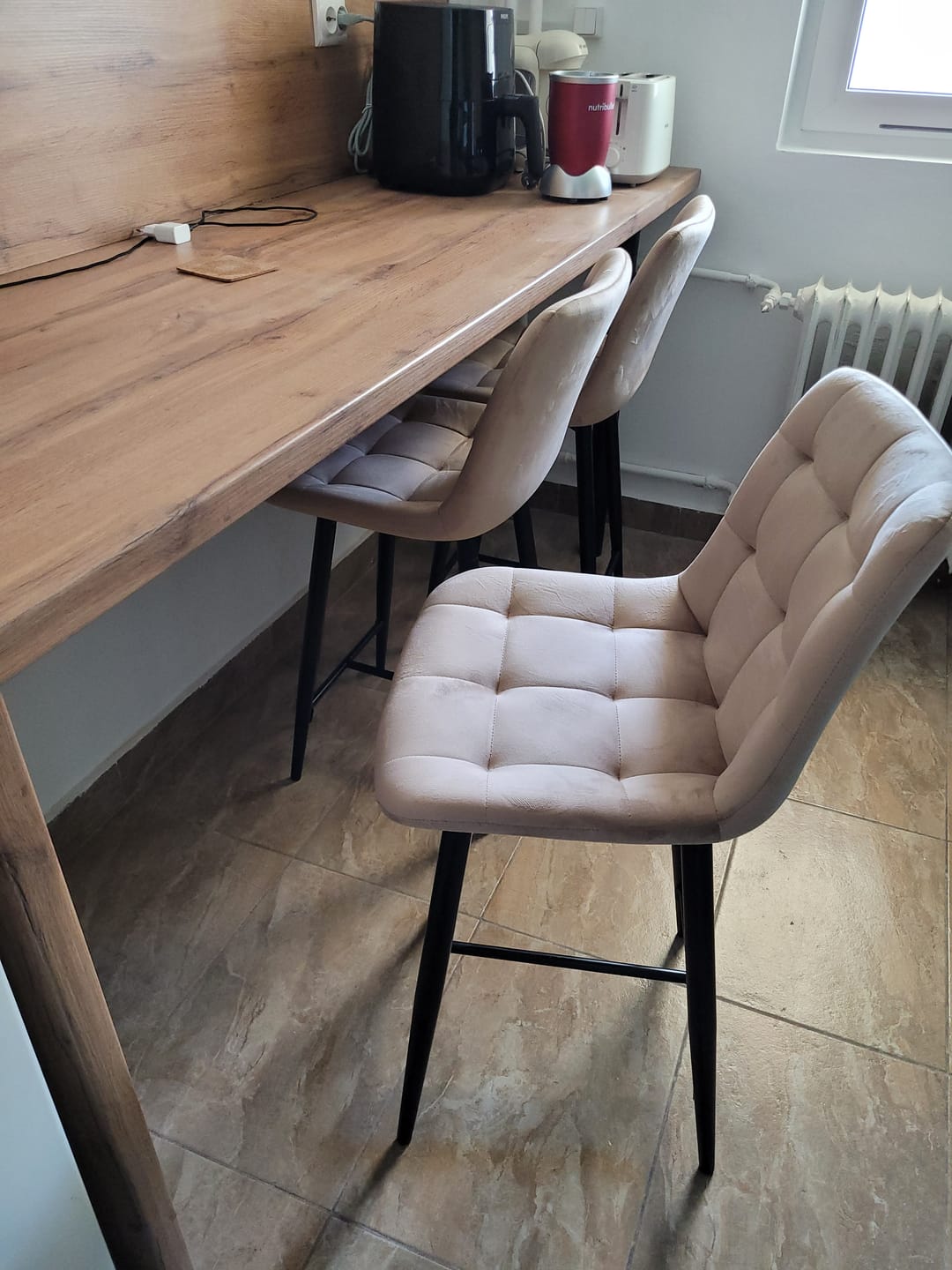 Customer photo review of Scaun bar textil CHIC H-2, bej - Bluvel 28/negru, stofa catifelata/metal, 46x51x90 cm