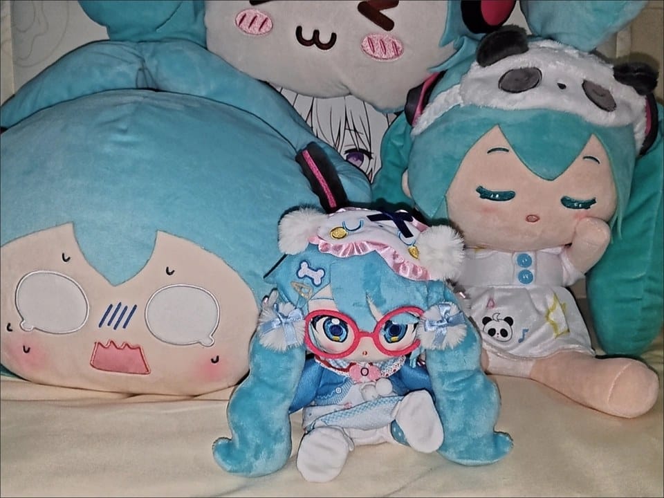 Customer photo review of Officially Licensed Hatsune Miku Everyday Daydream Plush Pillow – Soft Cushion Doll (35 cm / 13.8 in)