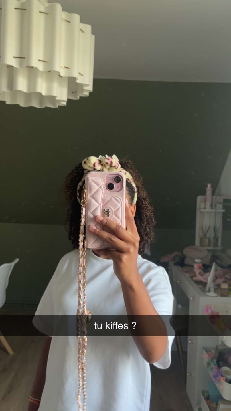 Customer photo review of Coque Chanel Rose
