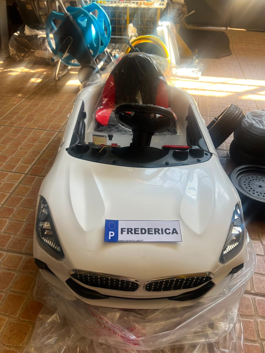 Customer photo review of Carro Elétrico para Criança BM Z4 Style Branco 12v c/ RODAS DE BORRACHA & ASSENTO EM PELE