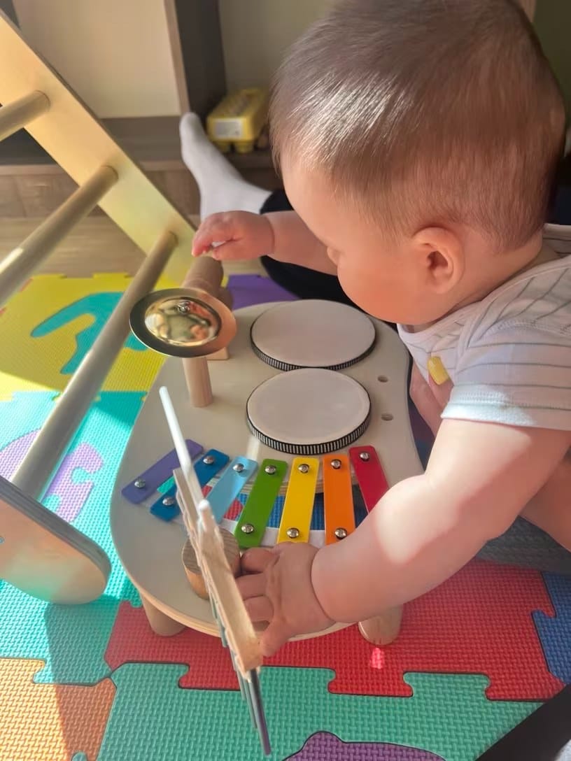 Customer photo review of Playbino Holz Musiktisch Kinder | Xylophon Trommel Becken 5 Instrumente ab 1 Jahr