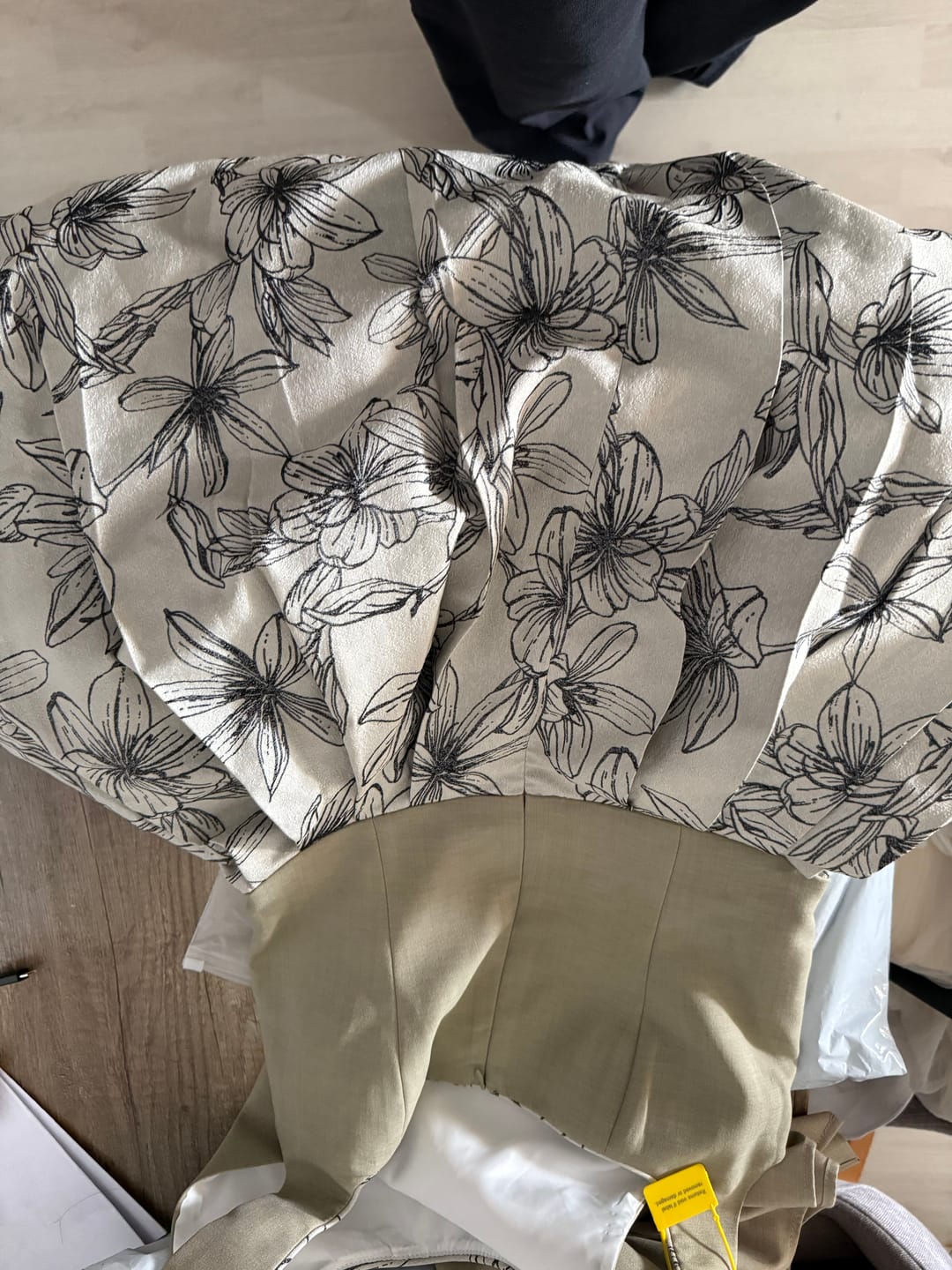 Customer photo review of Jacquard Dirndl in Beigegrau mit Herzausschnitt Felicia