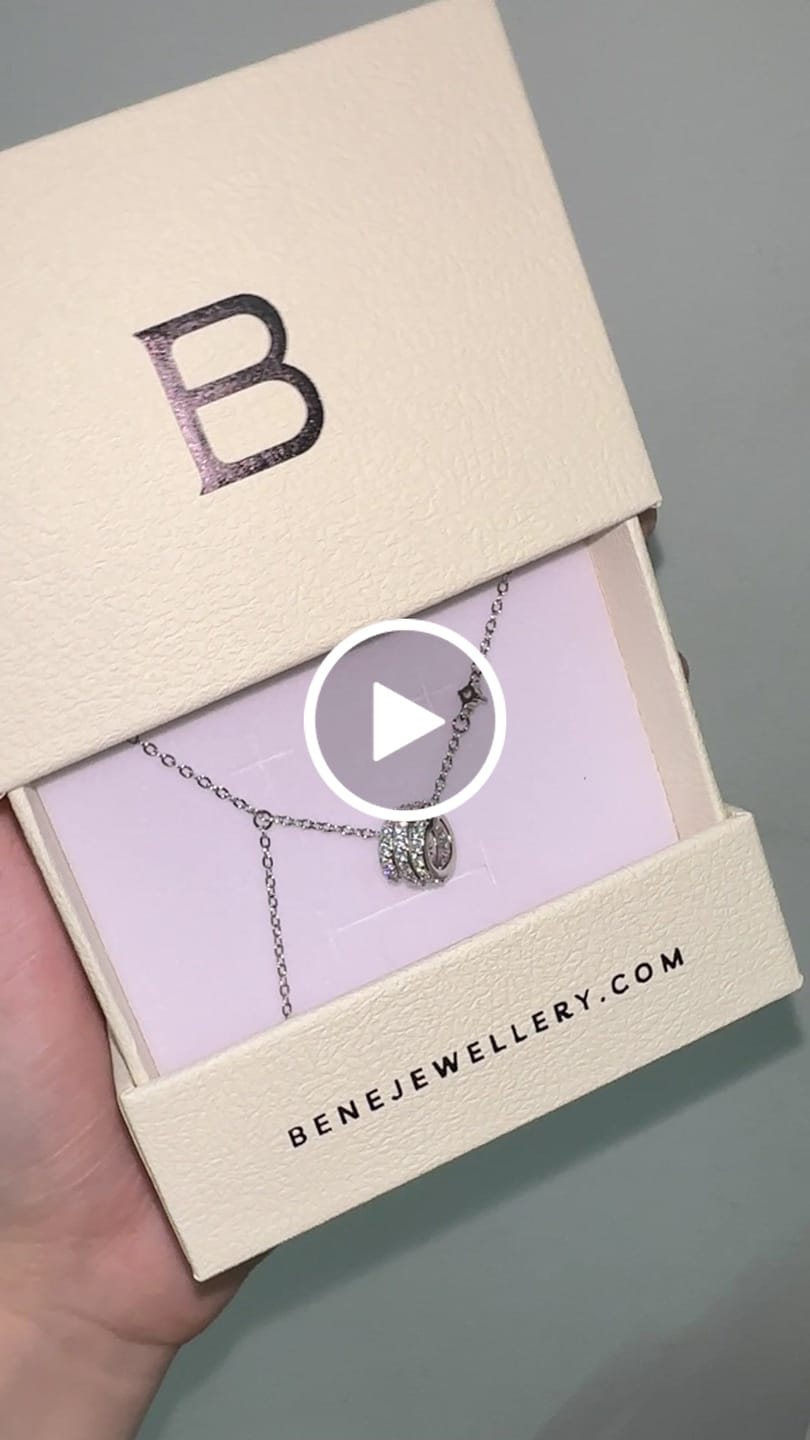 Customer video review of Aurélie Twist Necklace