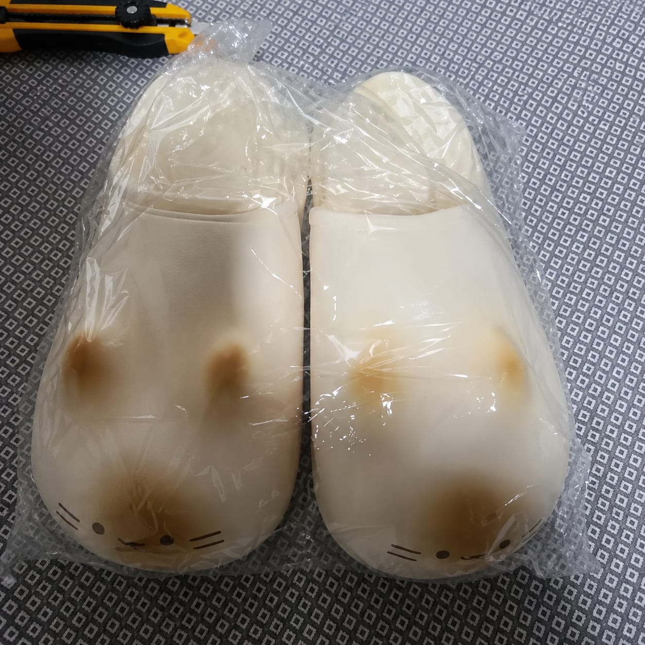 Customer photo review of Pantuflas con Huellita de Gatito